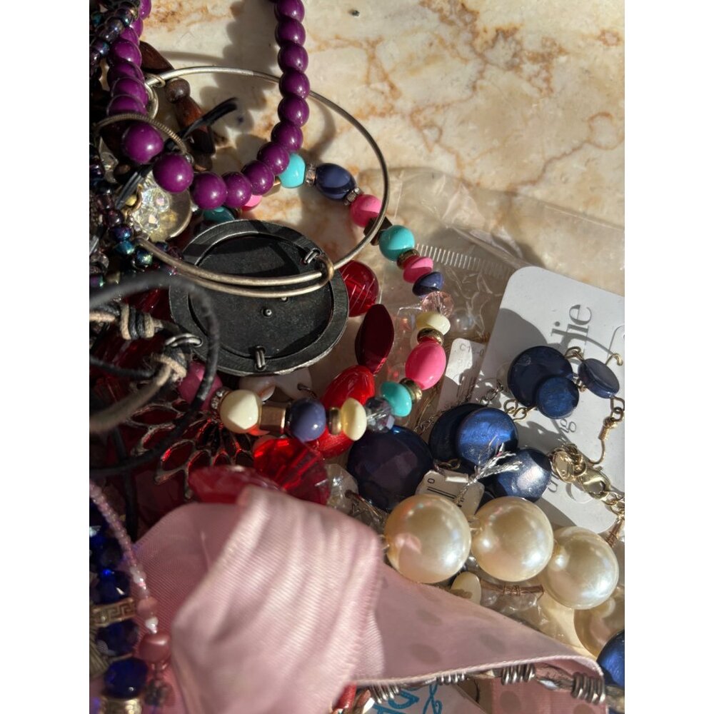 4.1 pounds Mixed Jewelry Lot With Beaded Necklaces Bracelets & Earrings Assortme - Picture 11 of 14